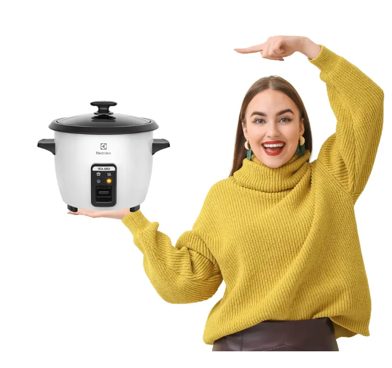 Mulhere segurando uma Panela-Eletrica-Electrolux-RCB50