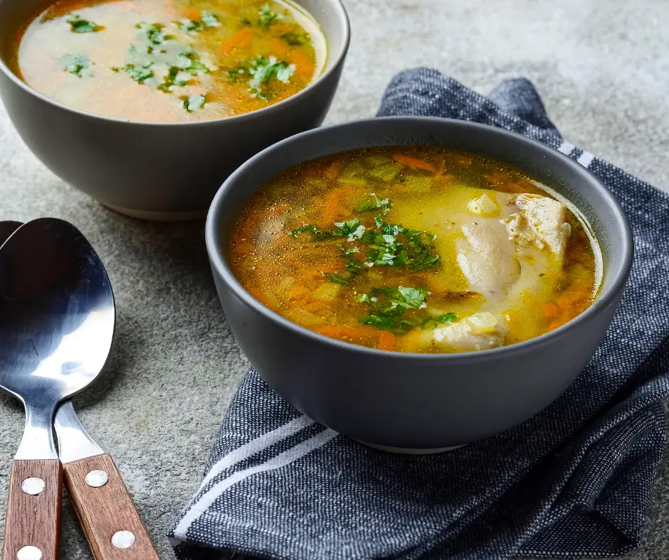 Tigelas com sopas e caldos